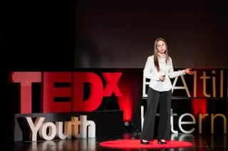 Laura, alumna de Newton College, deslumbra con su participación en el TEDxEl Altillo International School Youth