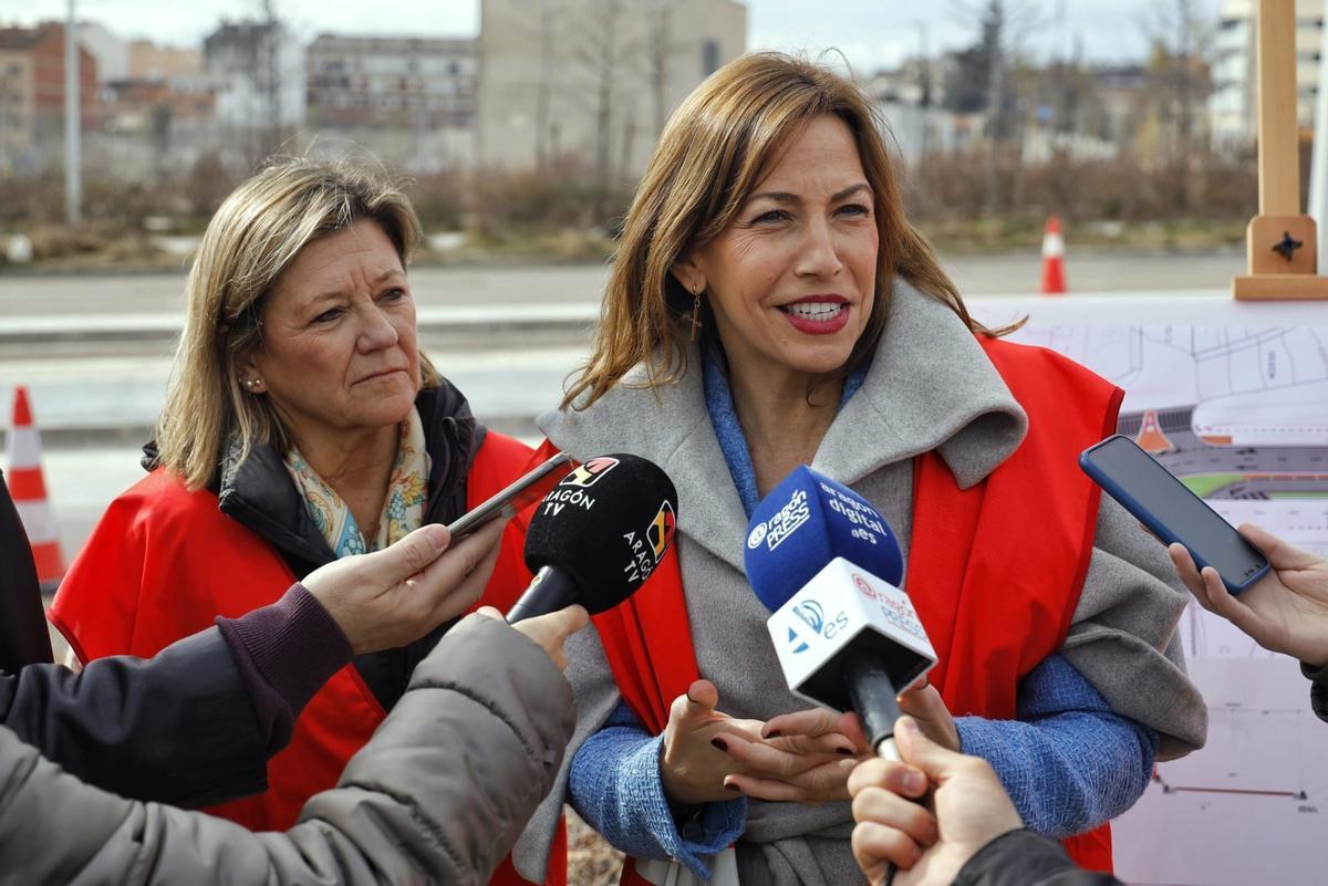 Natalia Chueca atiende a los medios de comunicación