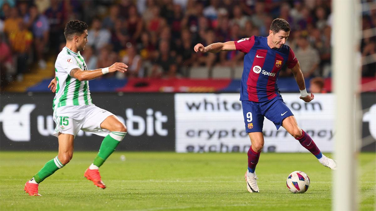 Marc Bartra, en una acción ante Robert Lewandowski de la pasada temporada