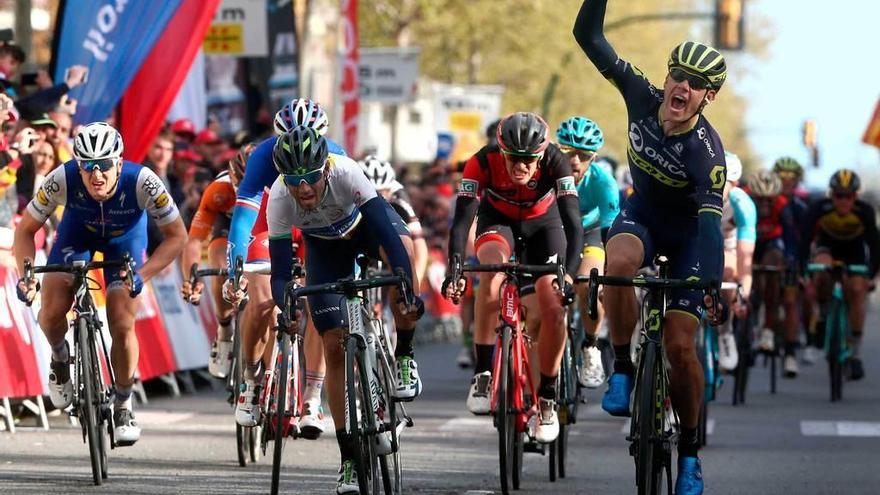 Impey celebra su victoria en Reus, con Valverde a su derecha haciendo segundo.