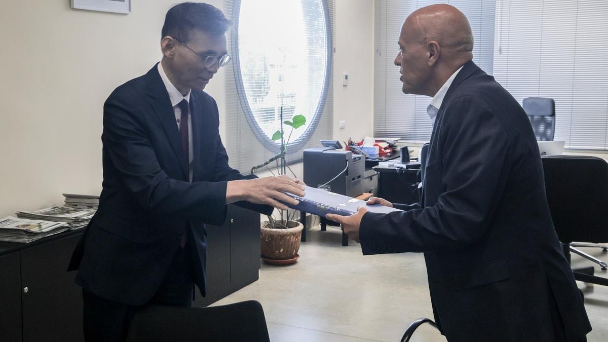 El cónsul general de la República de Corea en Barcelona, Young-Hyo Park, y el director de Levante-EMV, Joan-Carles Martí