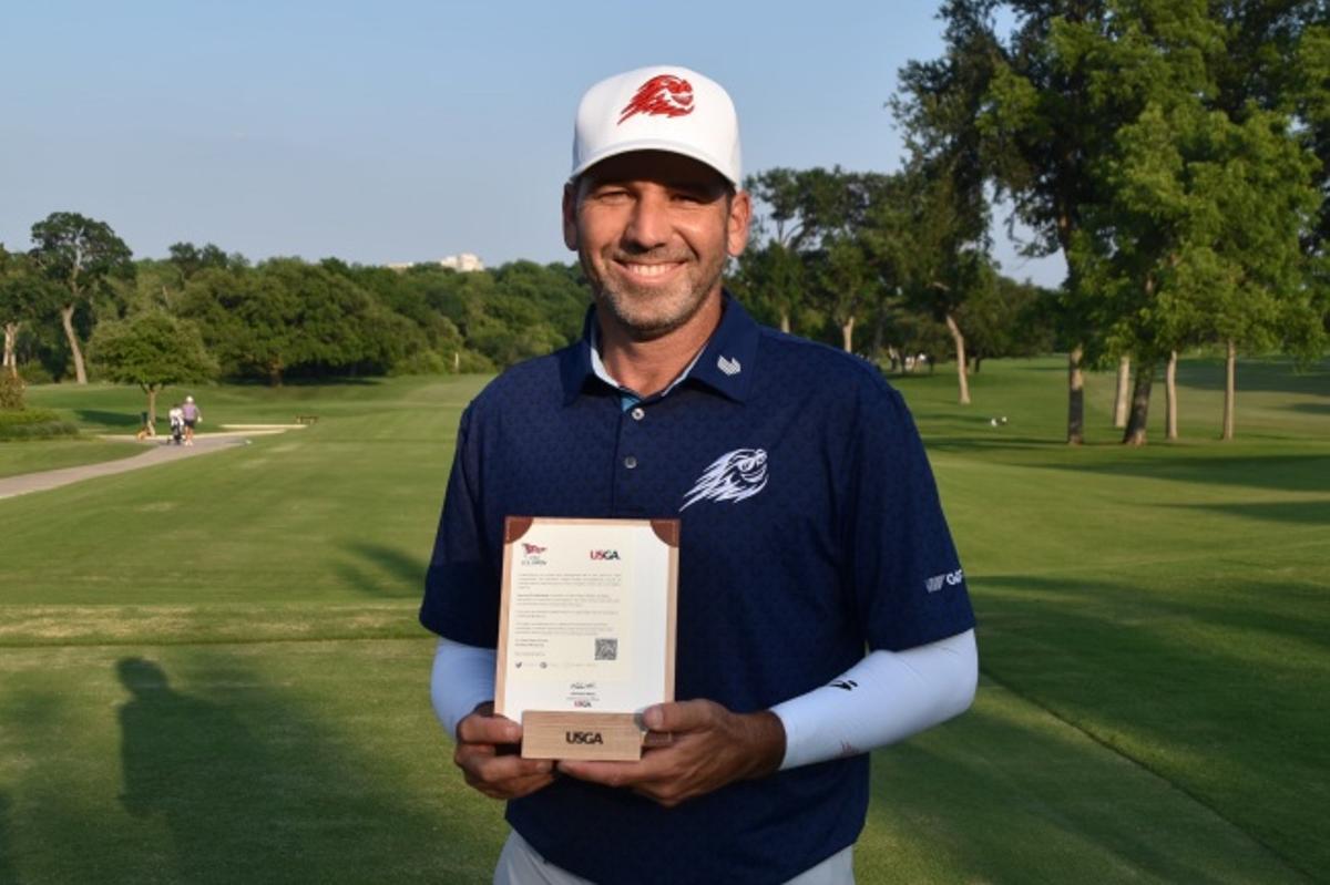 Sergio García muestra el trofeo que le acredita como participante en el próximo US Open