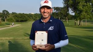 Sergio García muestra el trofeo que le acredita como participante en el próximo US Open