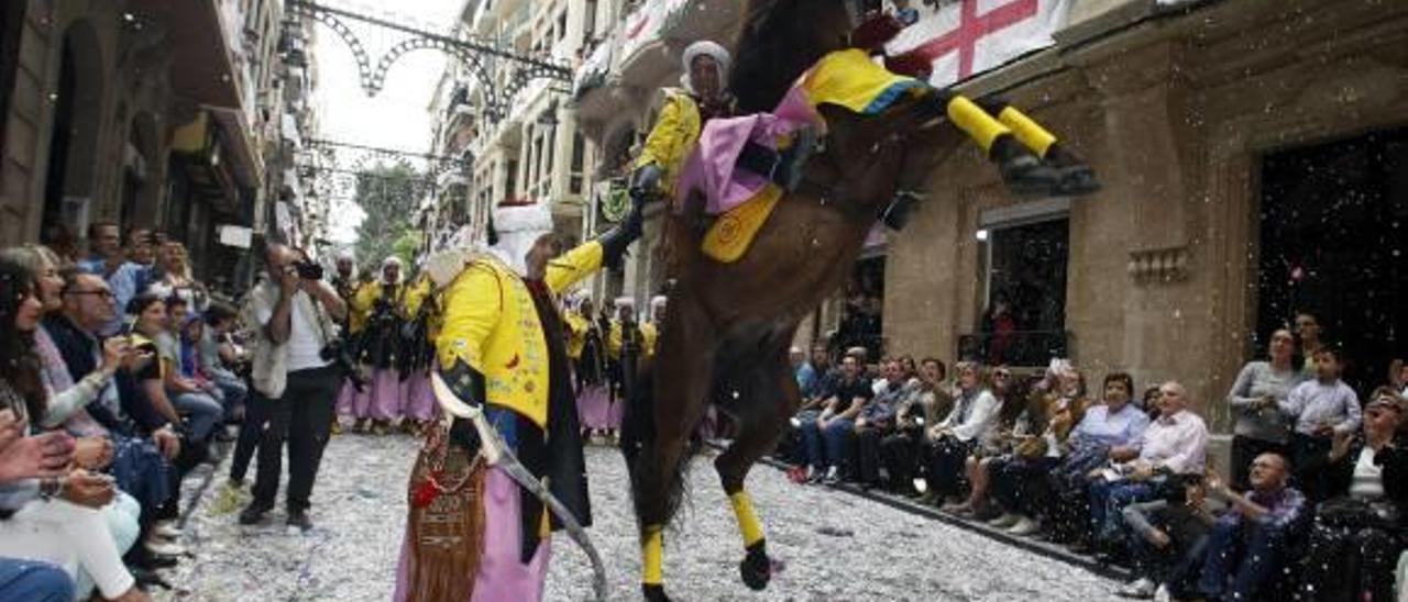 Un momento de la entrada mora en la pasada edición de las fiestas mayores de la capital de l&#039;Alcoià.