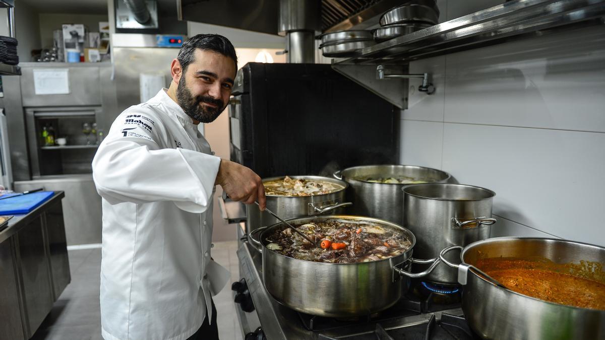 Alejandro Hernández, en los fogones de Versátil.