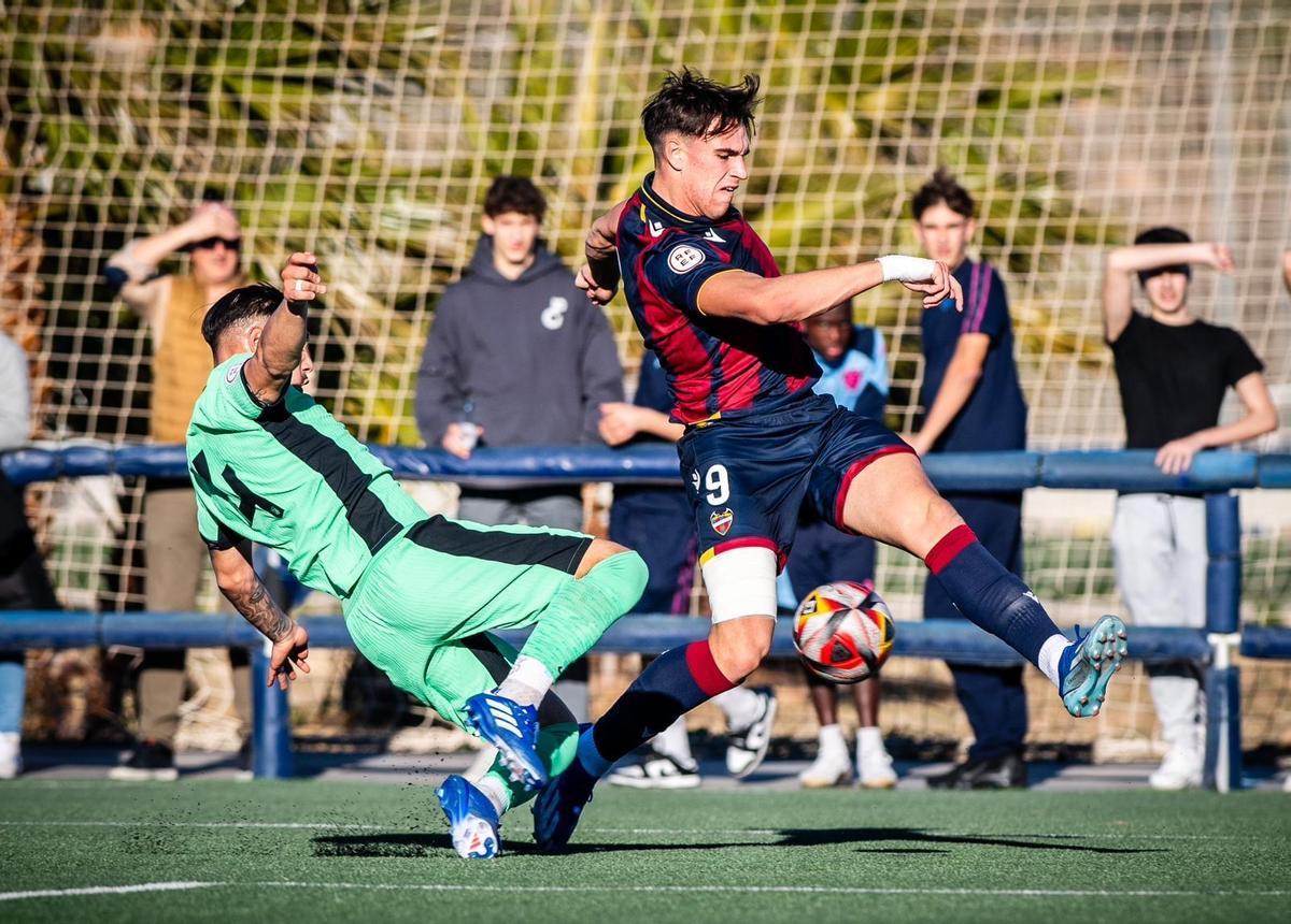 El futbolista natural de Tavernes de la Valldigna durante un partido
