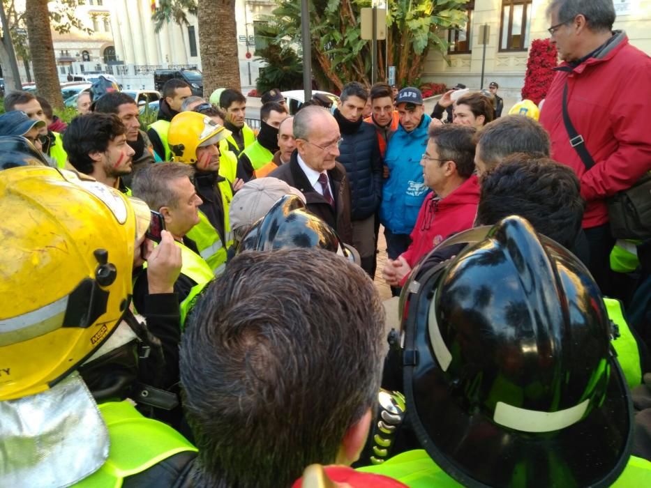 Encierro y protesta de los bomberos de Málaga por el nuevo calendario laboral