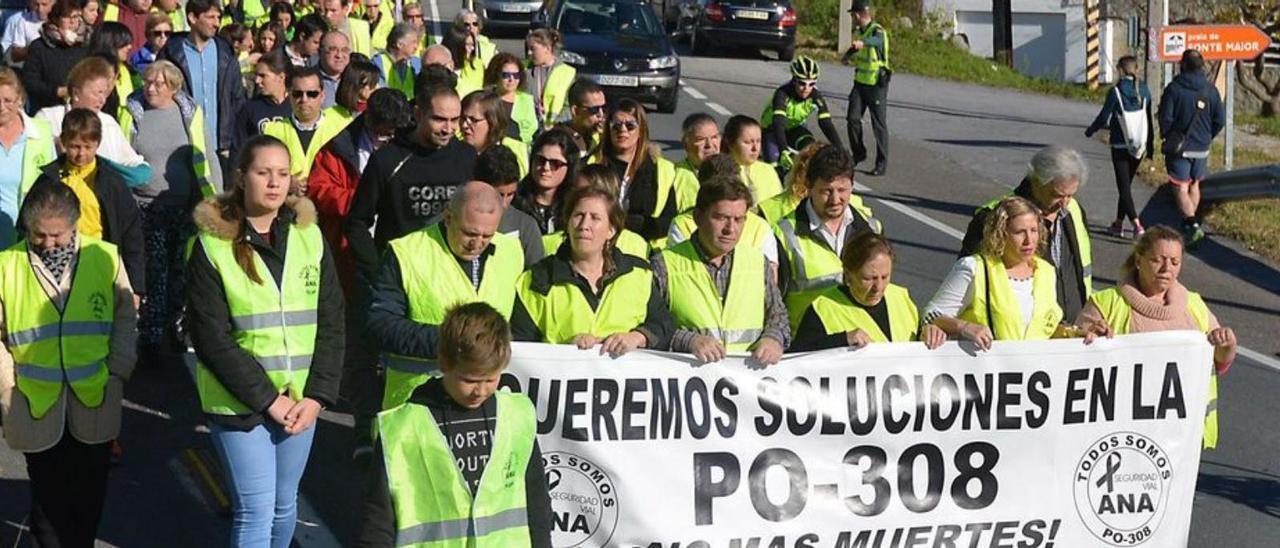 Una manifestación en demanda de seguridad en la PO-308.