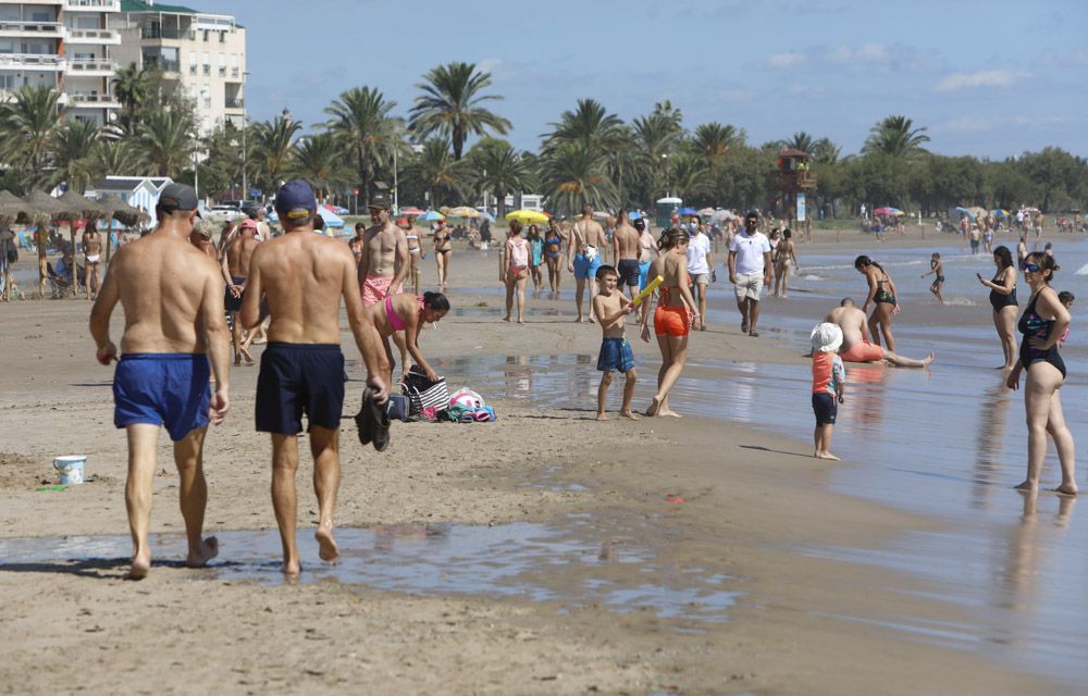 Contraste en la playa del Puerto de Sagunto, con una zona cerrada por los daños de las lluvias.