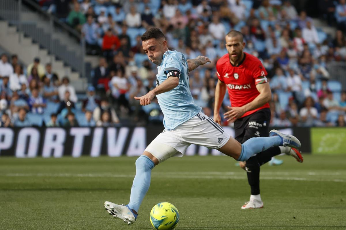 El delantero del Celta de Vigo, Iago Aspas, dispara para conseguir el segundo gol del equipo ante el Deportivo Alavés, durante el partido de la jornada 35 de Liga en Primera División en Balaídos, en Vigo. EFE/Lavandeira jr