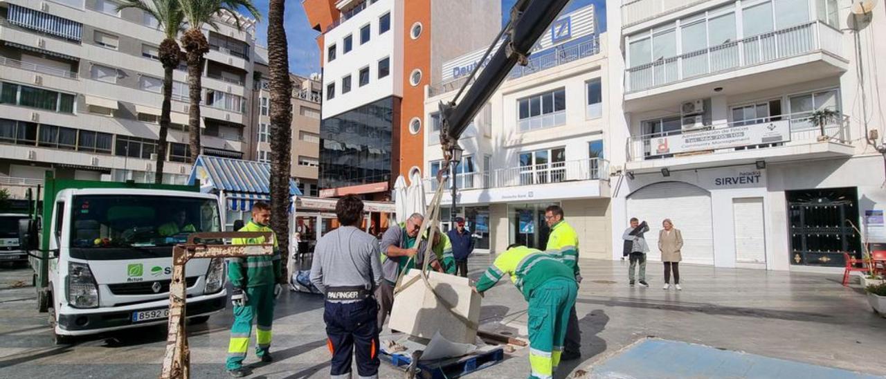 Incorporación de maceteros en la plaza Waldo Calero. | JOAQUÍN CARRIÓN