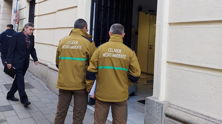 Los agentes medioambientales amenazados en la reserva de caza el día del juicio.