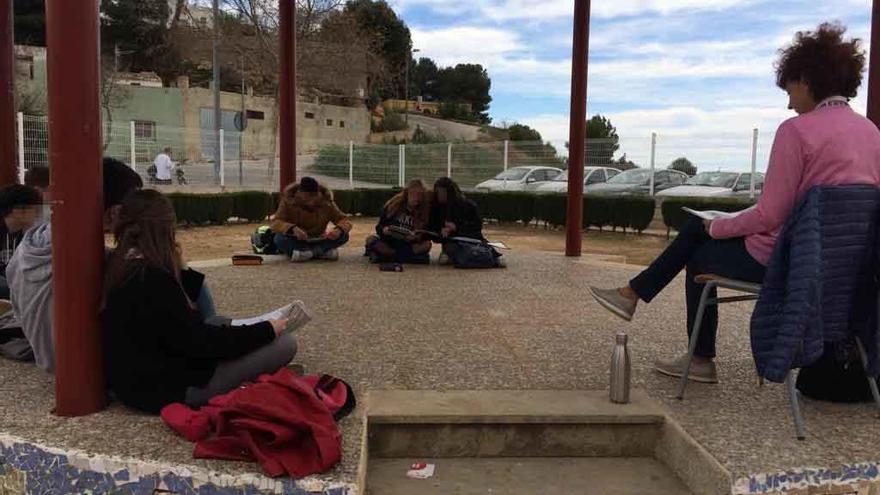 La suciedad por la huelga  de limpieza ya lleva al IES Clot a dar clases en el patio