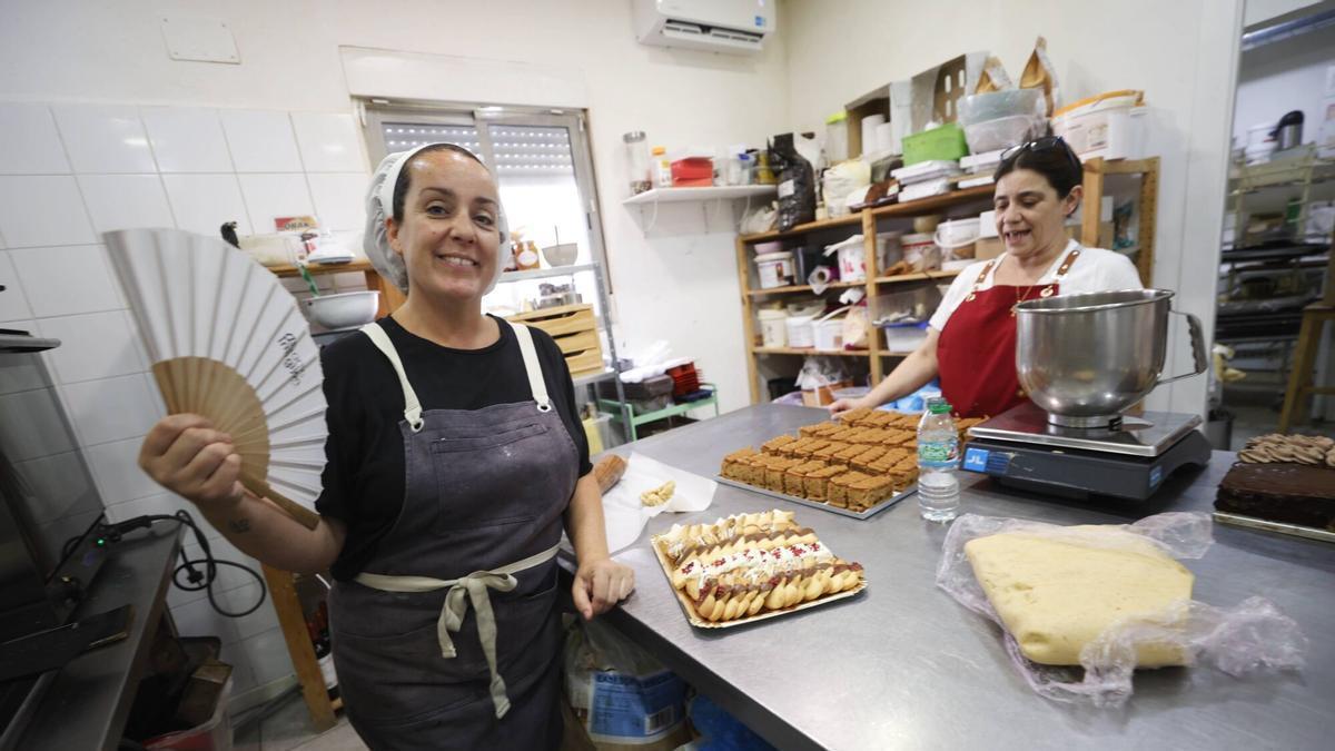 Lydia Elguezábal con el abanico y Sheila Blanco