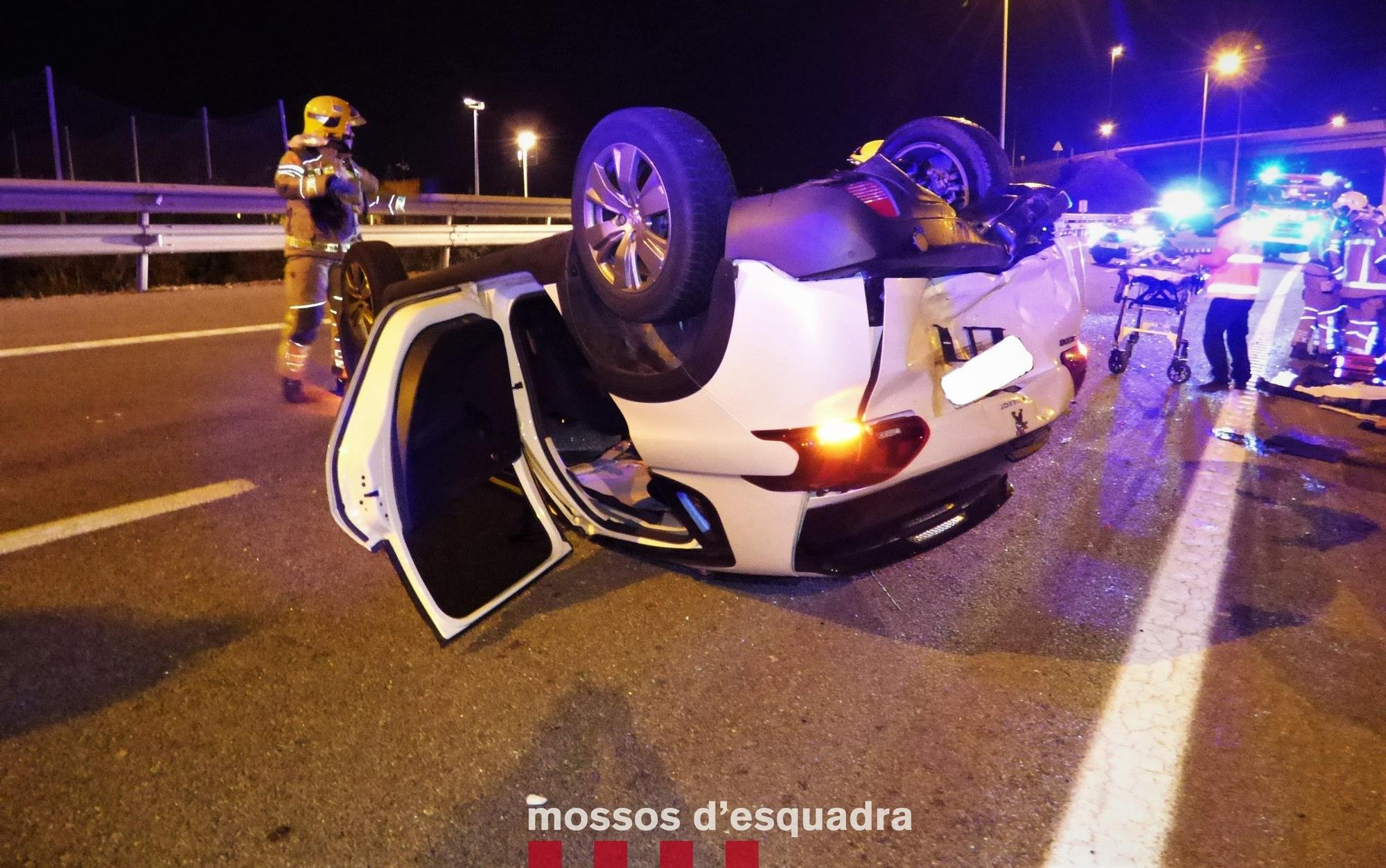 Coche accidentado en la C-31 en Viladecans.