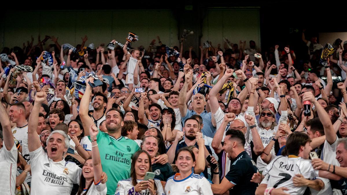 El Real Madrid celebra la 'Decimoquinta' Copa de Europa con su afición.