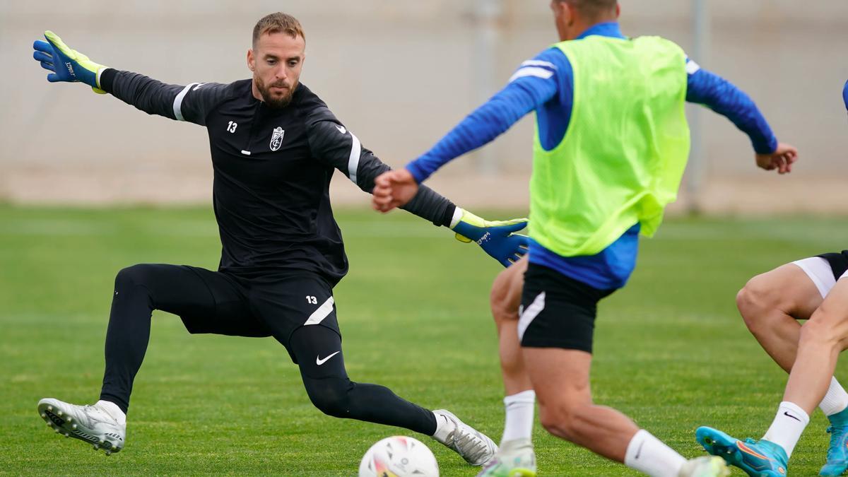 Aaron Escandell, en un entrenamiento con el Granada