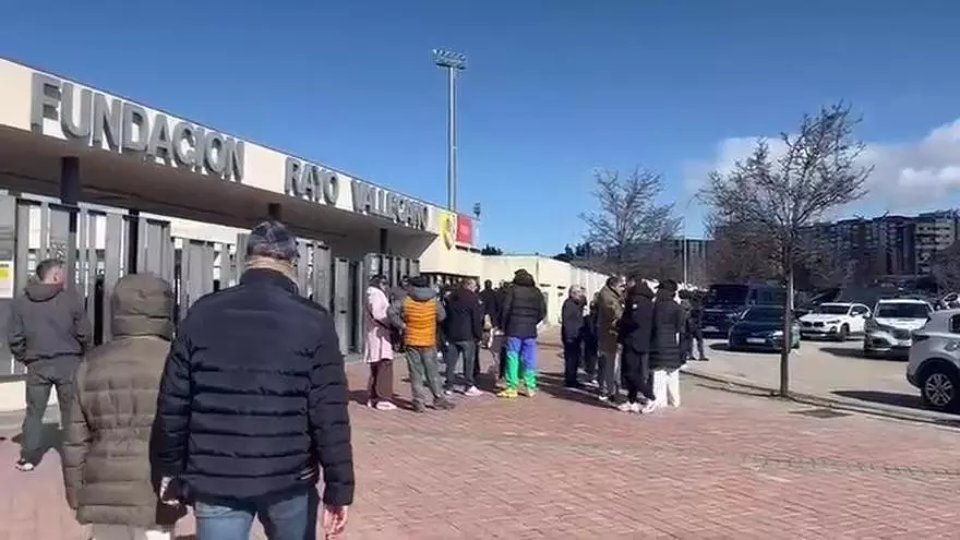 Dispositivo policial en la entrada de la Ciudad Deportiva Rayo Vallecano