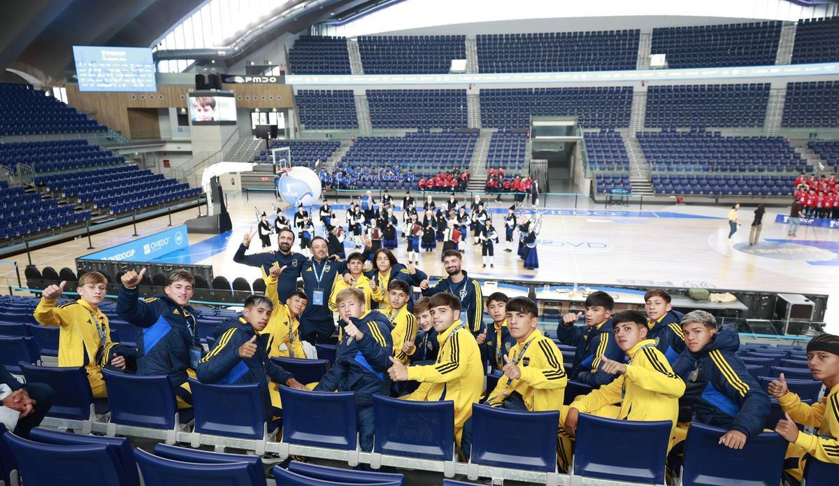 Los jugadores del equipo cadete del Boca Juniors argentino sentados este miércoles en las gradas del Palacio de los Deportes.