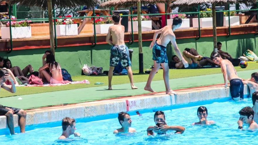 Numerosos bañistas en una de las piscinas de Alcoy.