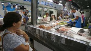 Archivo - Personas comprando en un mercado de Galicia