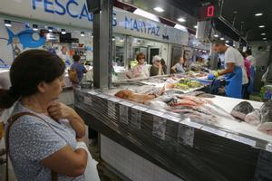 Archivo - Personas comprando en un mercado de Galicia