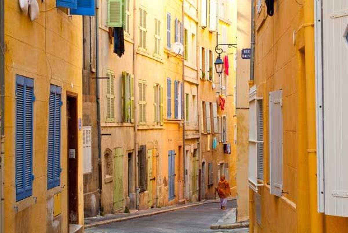 Vistas de las estrechas calles de fachadas coloreadas en Marsella.