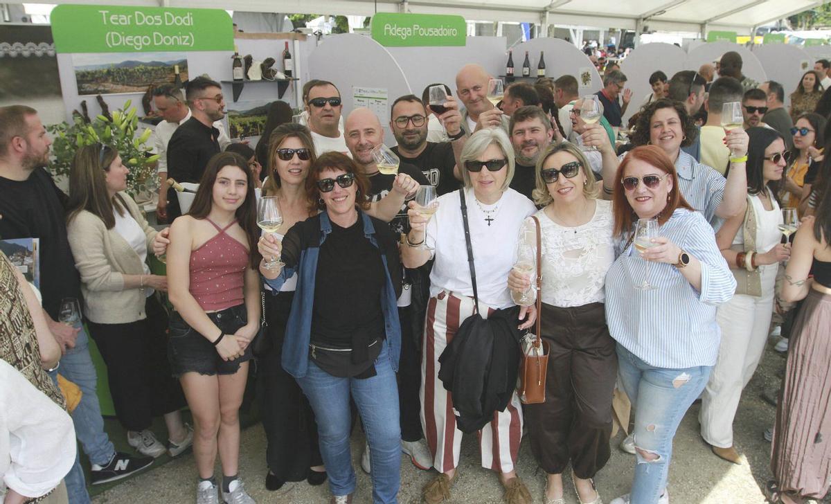 Vecinos y visitantes, disfrutando de los vinos de O Ribeiro.