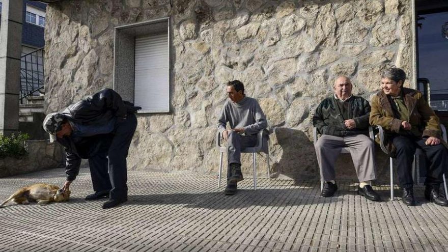 Casi 97.000 mayores de 65 años y solo 874 nacimientos en seis meses | Mientras cientos de personas abandonan la provincia en busca de oportunidades y la natalidad se estanca, Ourense envejece. De los 317.000 habitantes que tiene la provincia, casi 97.000 son mayores de 65 años (en la imagen, varios mayores pasan el rato en Calvos de Randín). En el primer semetre del año se registraron 874 nacimientos en toda la provincia (menos de 5 al día) frente a 2.202 defunciones, lo que agrava la despoblación. Desde 2012 quedaron abandonadas 24 aldeas, una cada mes. En 146 núcleos ya no vive nadie.