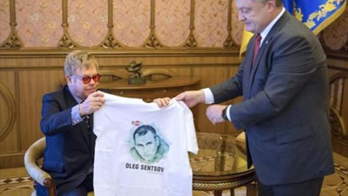 Poroshenko le entrega a John una camiseta de Sentsov.