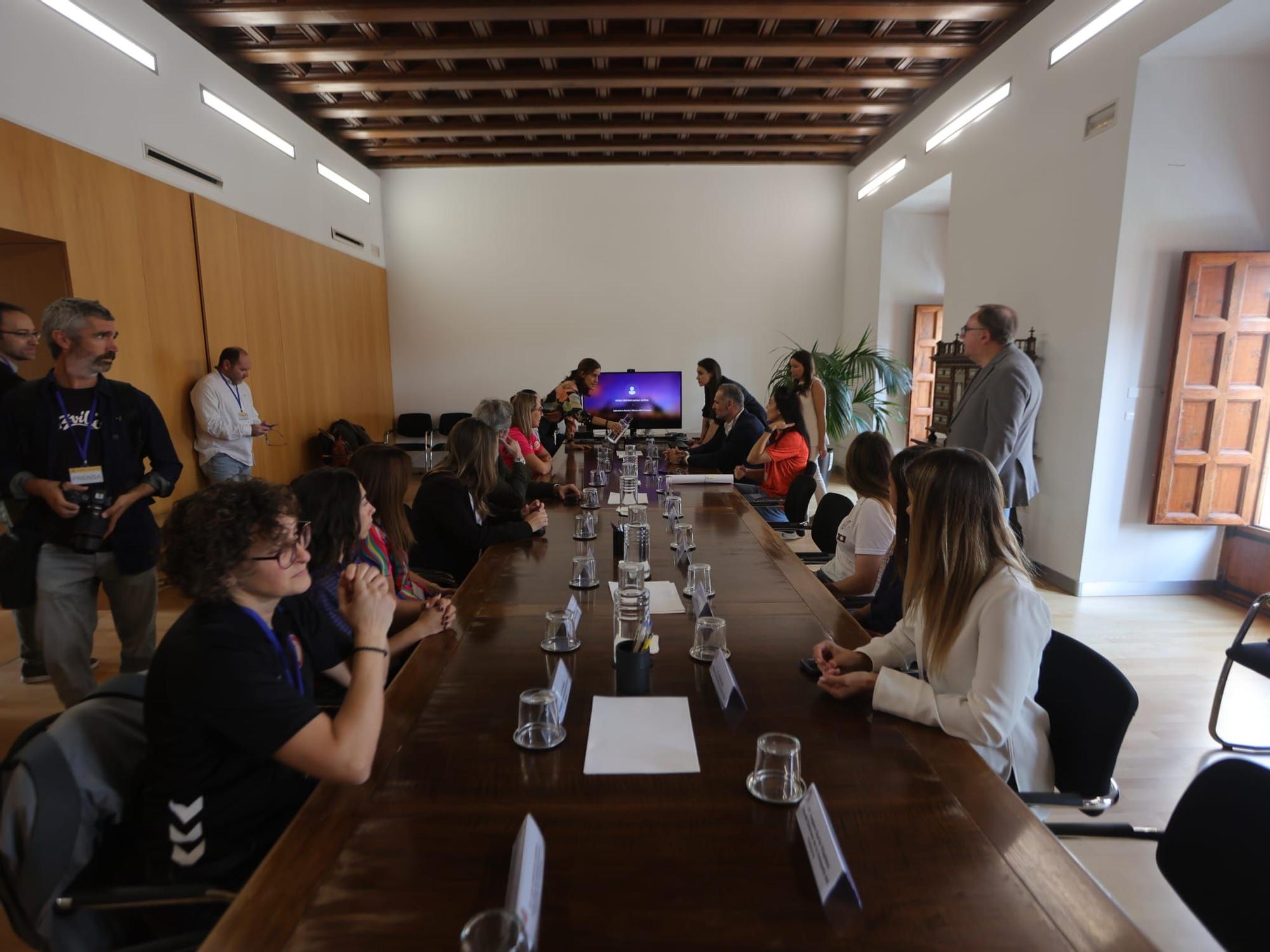 Teika presenta su apuesta por el deporte femenino ‘Juegan ellas, ganamos todos’ a la Ministra de Igualdad, Ana Redondo