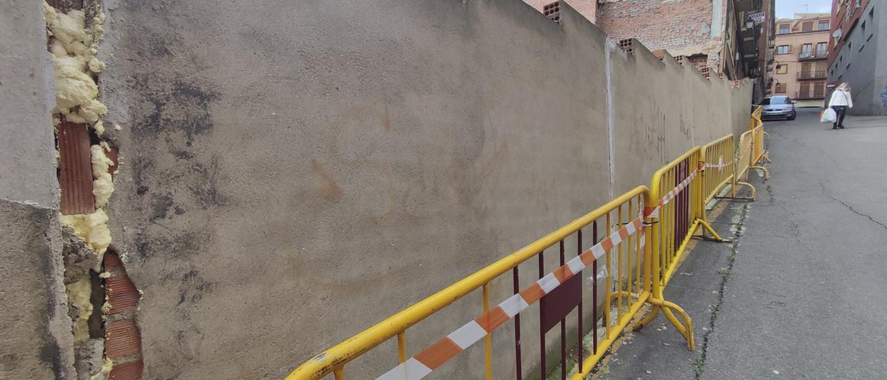 Muro en riesgo de desplome en el Pasaje de San Nicolás.