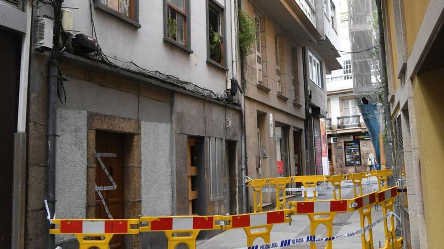 Corte parcial de la calle Varela Silvari y desalojo de un edificio en mal estado del que cayeron cascotes