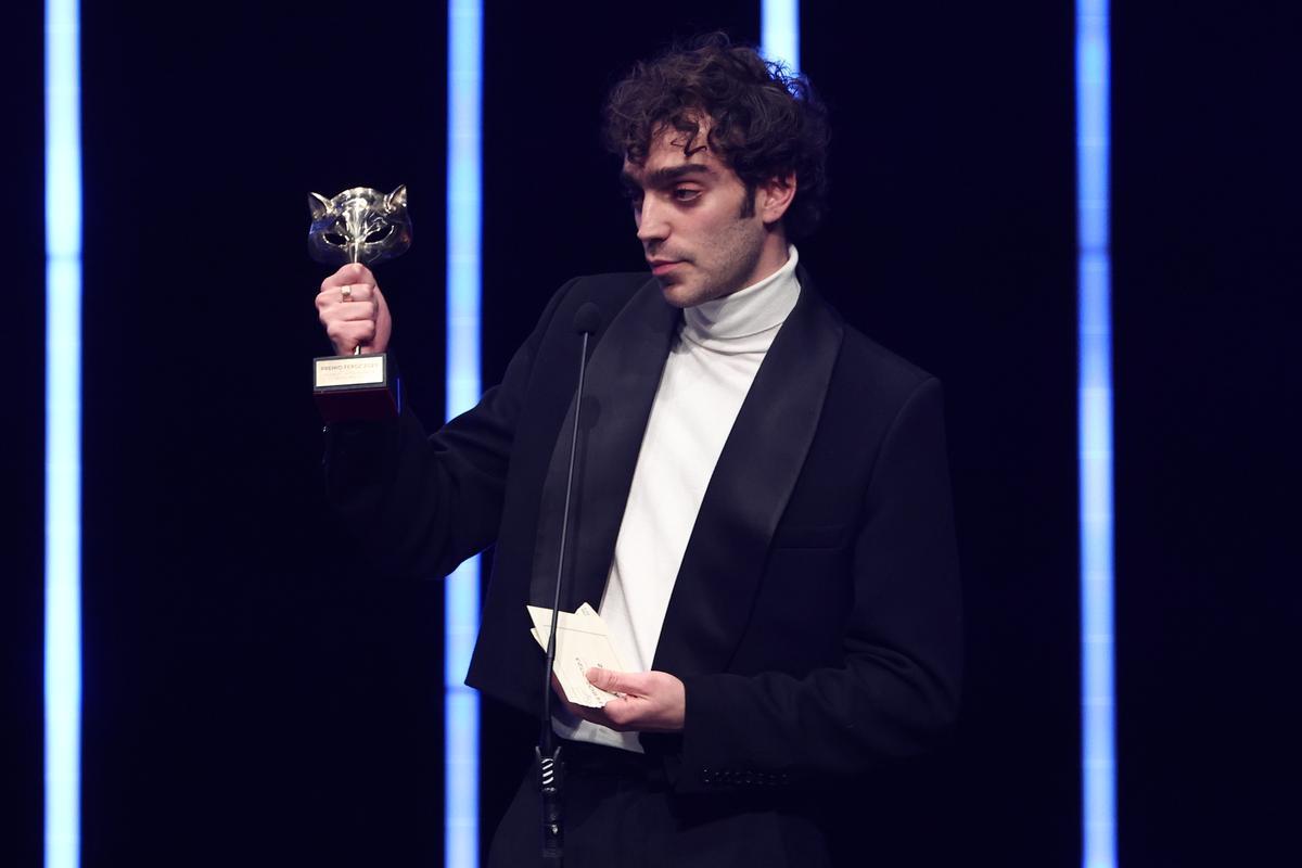 Nacho Sánchez con su premio a mejor actor protagonista de una película por Mantícora.