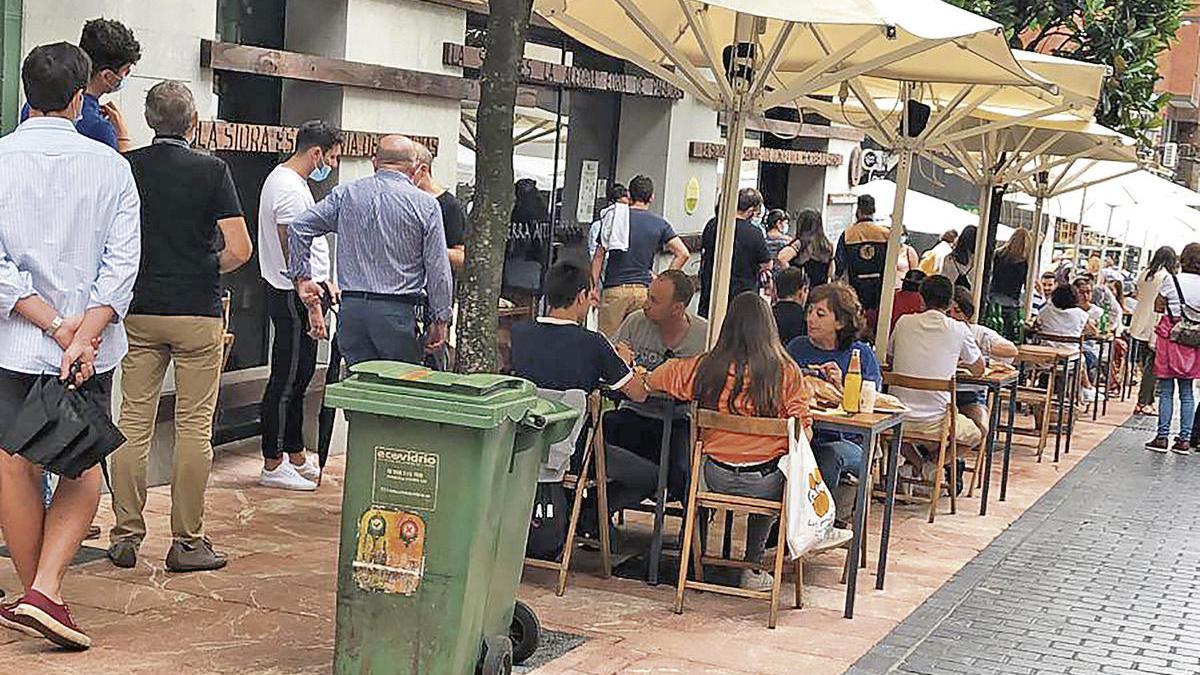Varias personas, haciendo cola ayer para comer en un restaurante de la calle Gascona.
