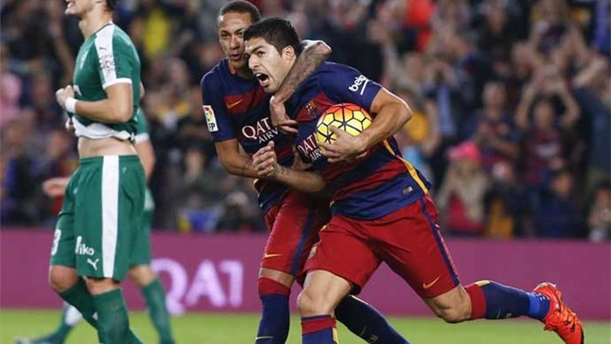 Luis Suárez y Neymar, celebrando uno de los tres goles al Eibar