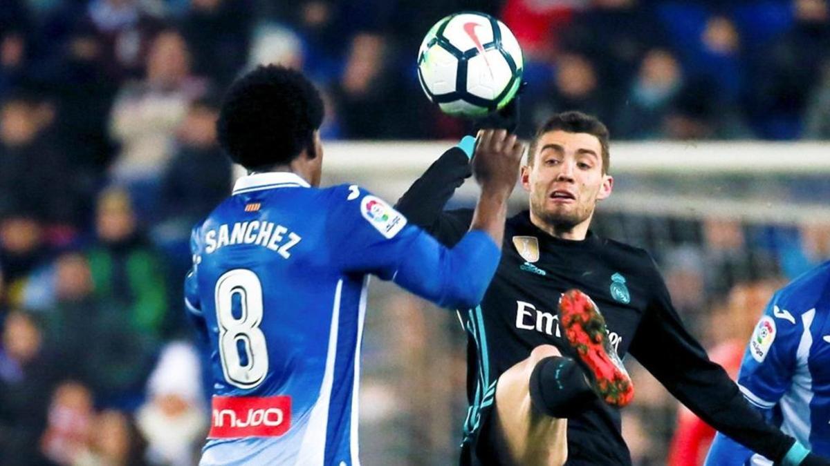 Carlos Sánchez disputando un balón con Kovacic