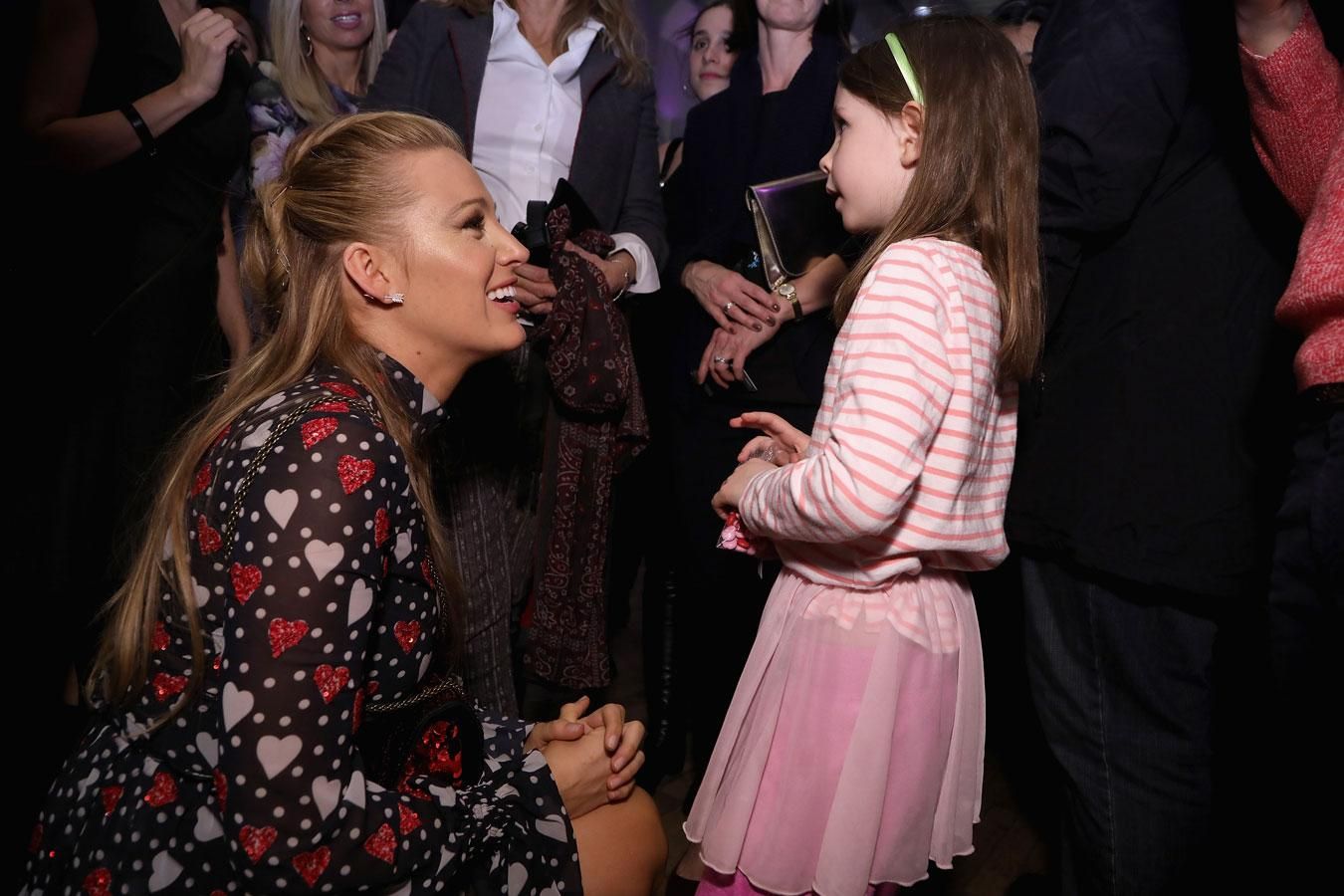 Detalle del pendiente con forma de flecha de Blake Lively