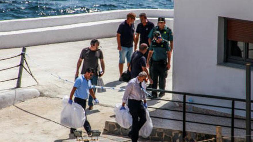 Buceadores hallan en Calpe un cadáver en una sábana y objetos de brujería