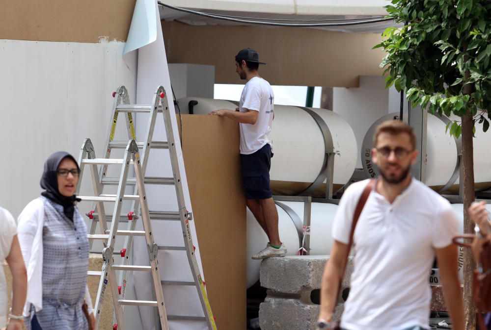 Las calles del centro de la ciudad y la plaza de la Constitución se ''visten'' para los días de fiesta que están a punto de llegar