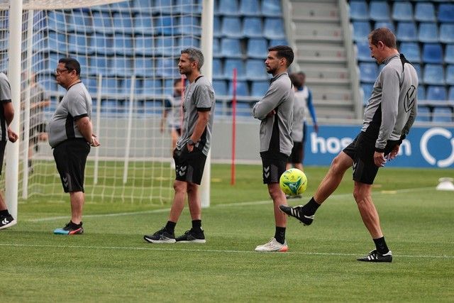 Entrenamiento del CD Tenerife a puerta abierta en el Heliodoro Rodríguez López