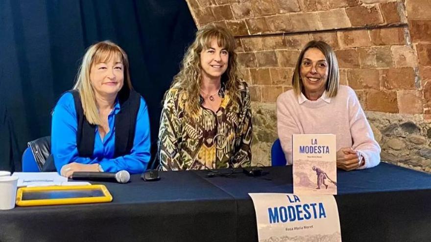 Rosa Maria Moret presenta &#039;La Modesta&#039; al local social de Rabós, ple de gom a gom