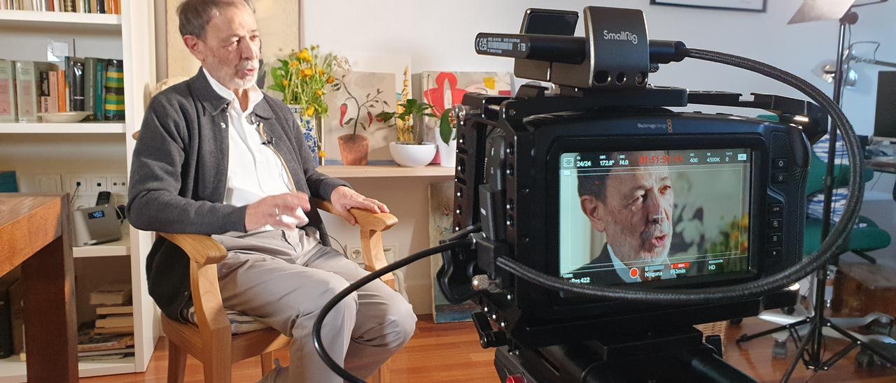 El director de fotografía José Luis Alcaine, durante el rodaje de la entrevista documental