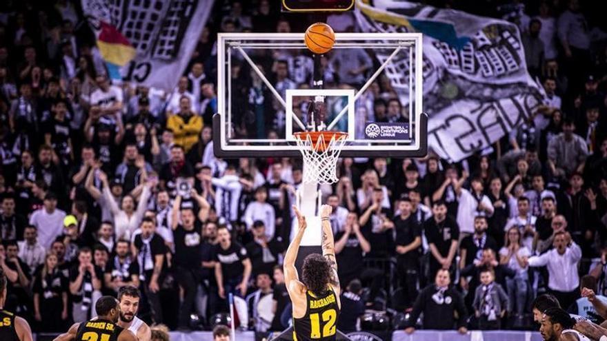 Radebaugh llança un tir lliure durant el partit d&#039;ahir a Cluj