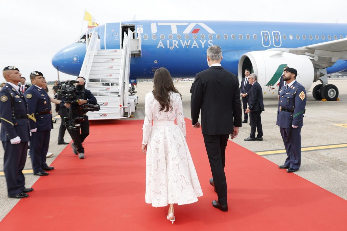 Los Reyes de España se dirigen a recibir al Papa a su llegada a España. En la imagen se puede observar el detalle con acento cordóbés de la monarca.
