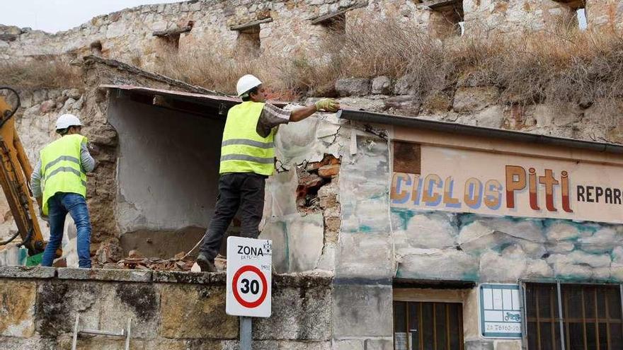 Labores de derribo de Ciclos Piti durante el pasado mes de mayo.