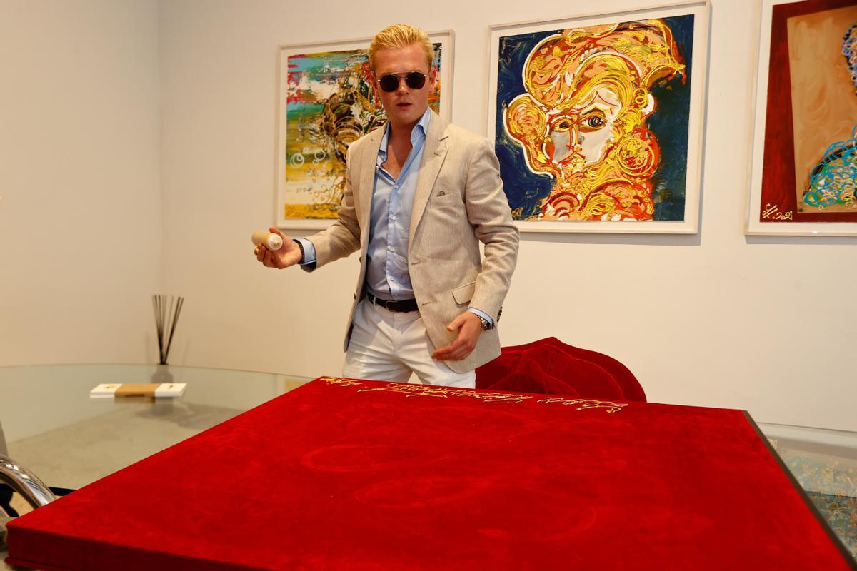 Leon Löwentraut signiert ein Bild in der Galerie Gerhardt Braun in Palma de Mallorca.
