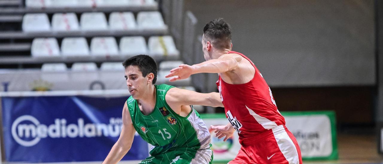 Joel Sabaté controla el balón en el encuentro amistoso disputado hace algunos días contra el Bàsquet Girona.