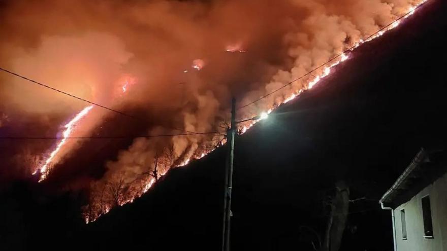 Preocupación por un incendio en Següencu y Tornín, en Cangas de Onís