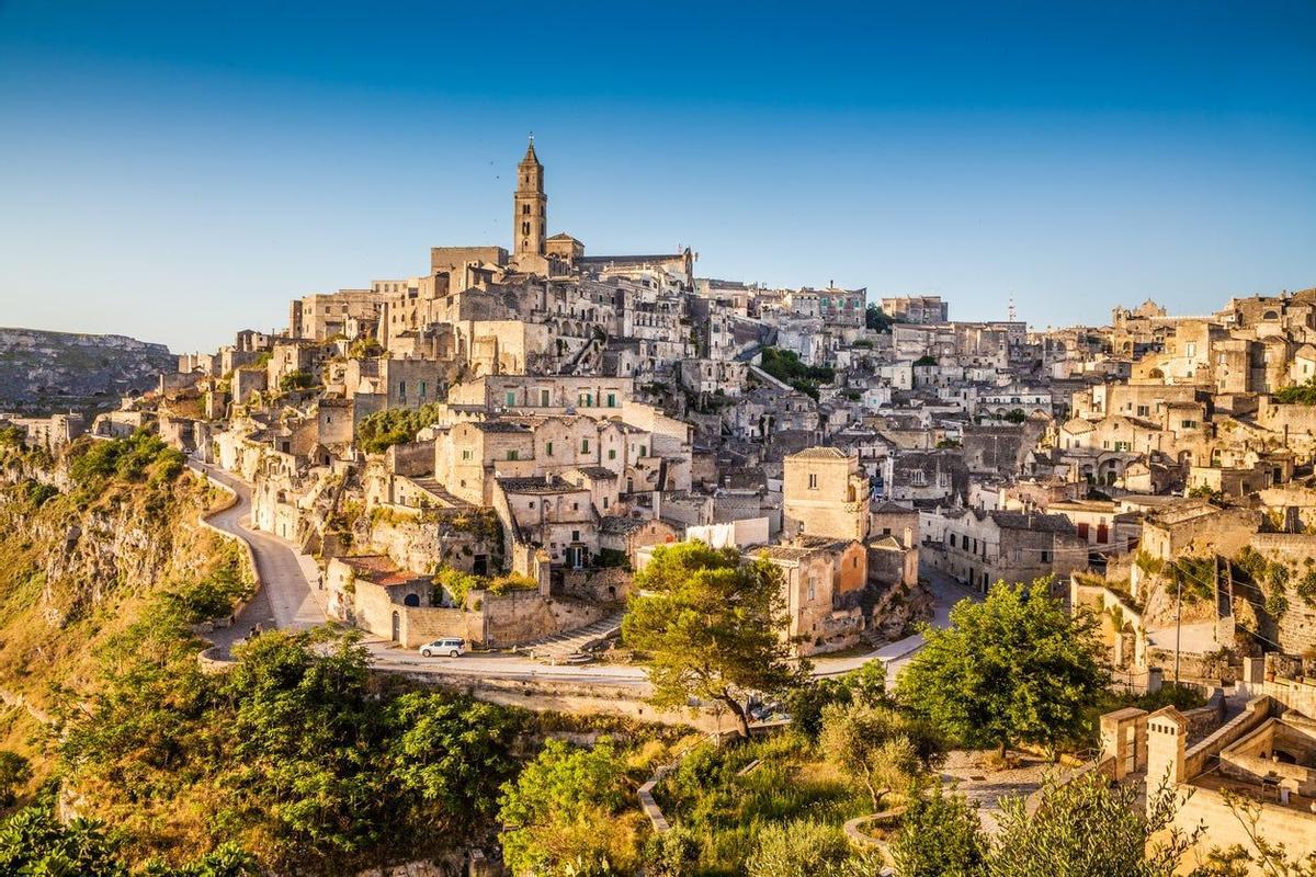 Panorámica de la ciudad vieja de Matera en un día soleado